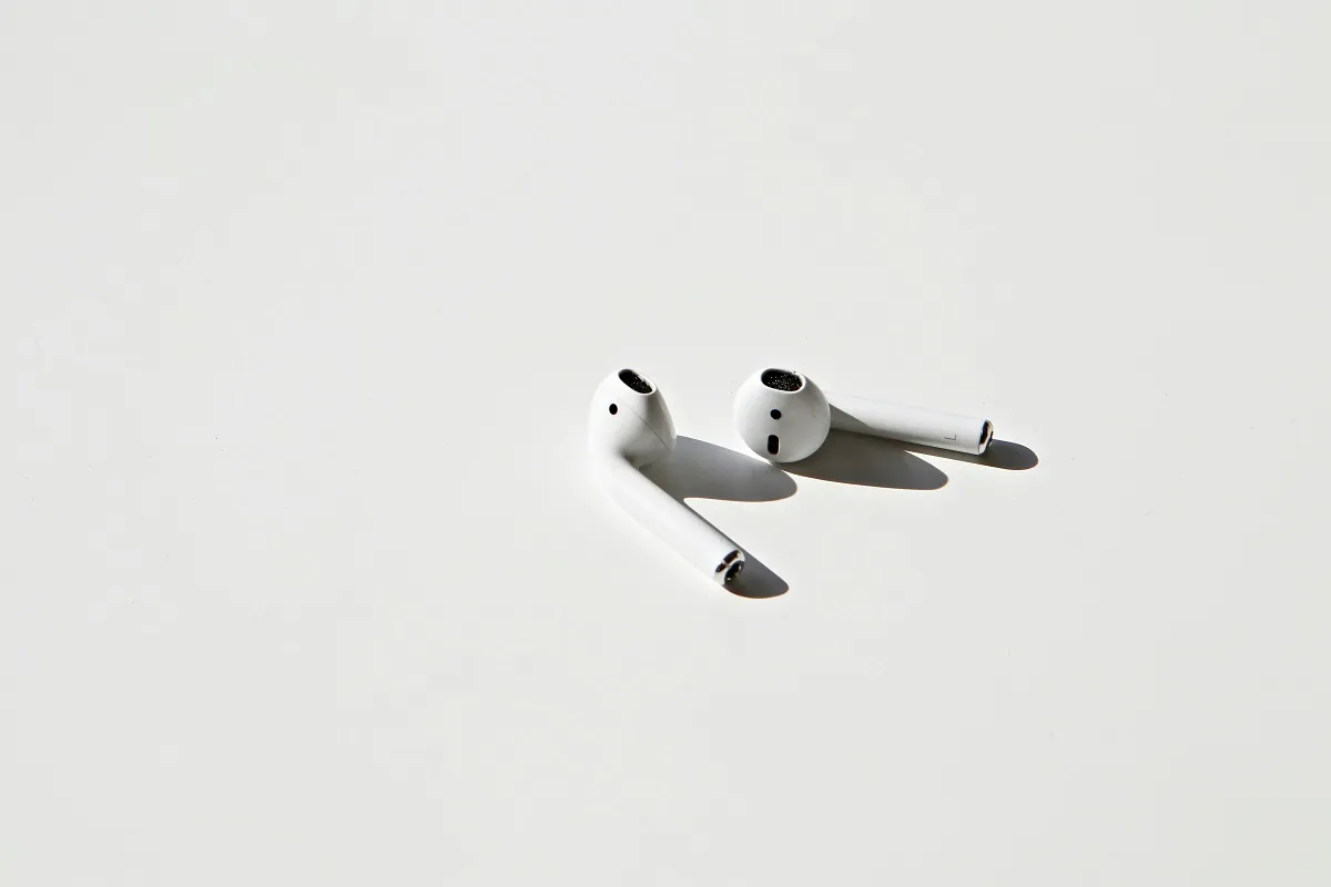 Los nuevos AirPods ofrecen modo de audífono y mejor seguimiento de salud