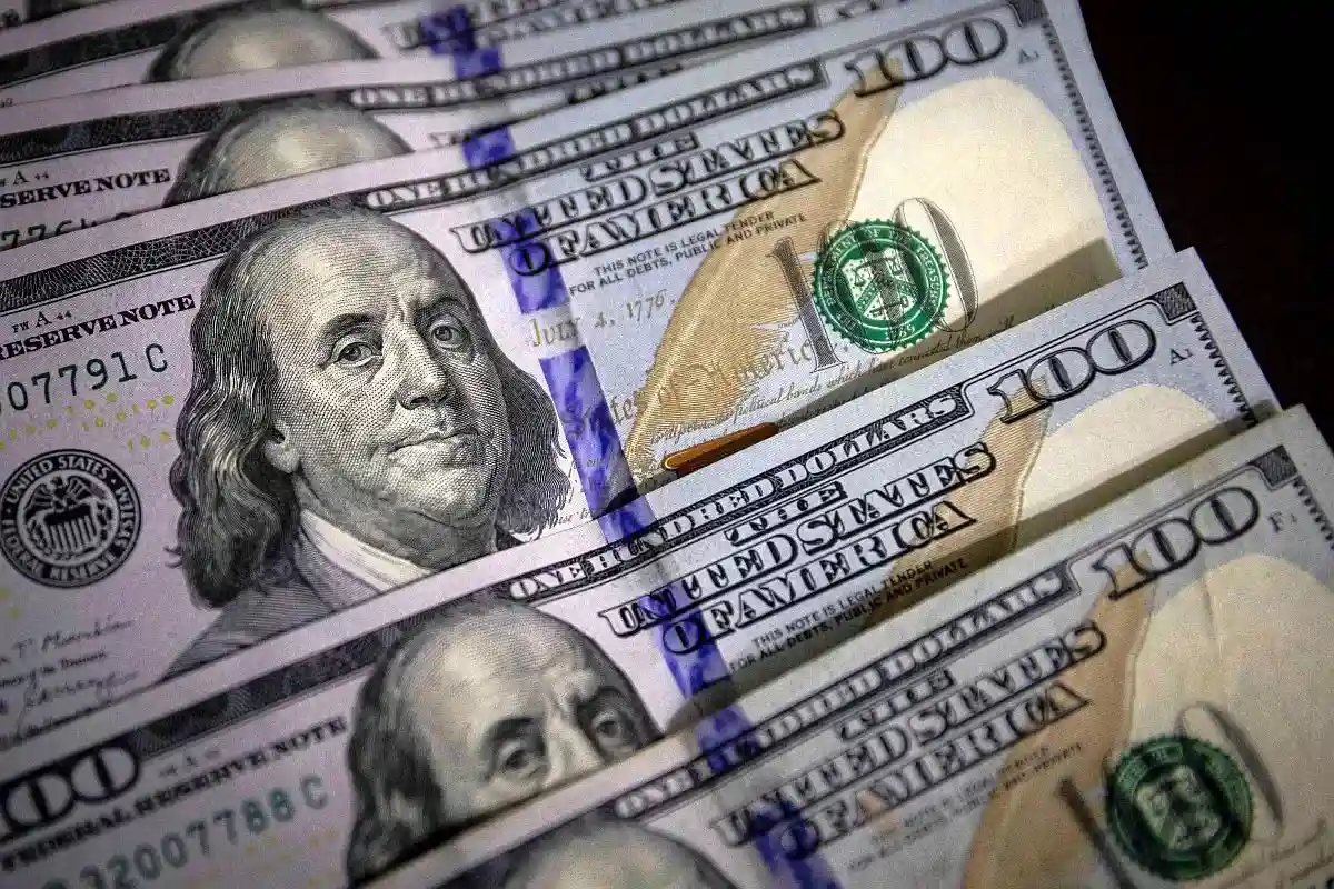 frena caida del dolar