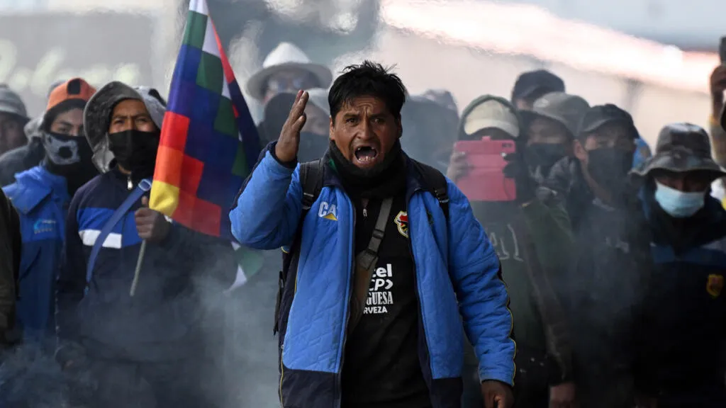 manifestantes bolivia chocan con policias