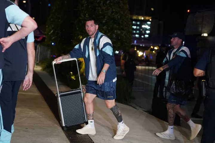 messi se rie por riguroso control valijas