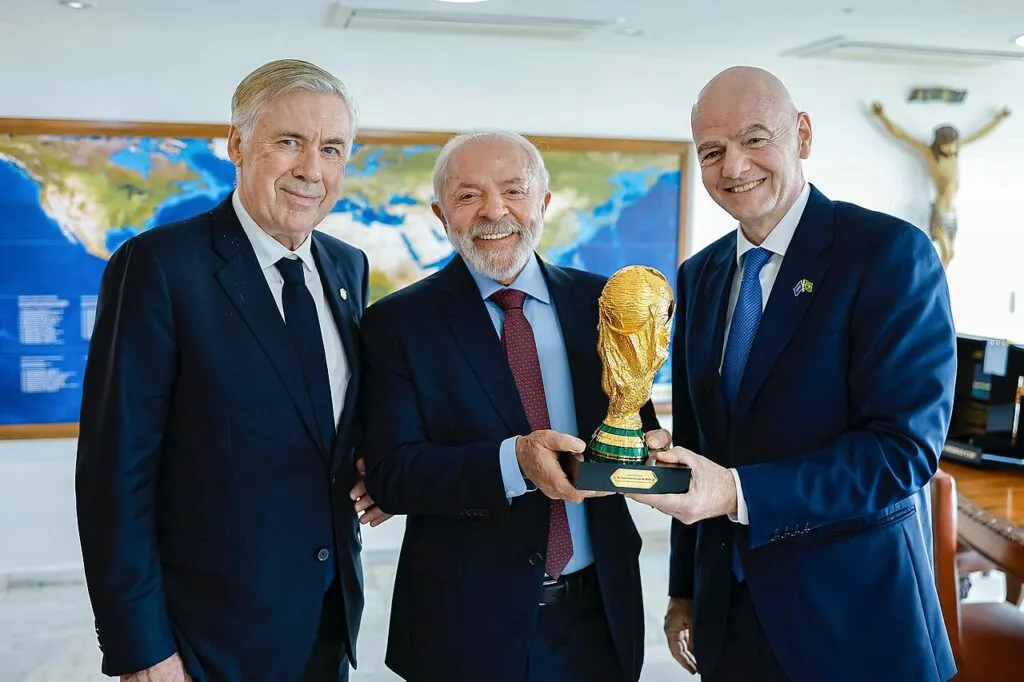 se suman voces de renuncia infantino