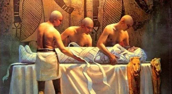 Recrean la momificación egipcia de una persona moderna