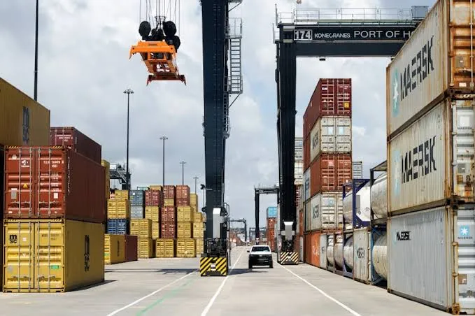 Déficit comercial de Estados Unidos cae 56 pero la inversión en IA podría volver a ampliarlo