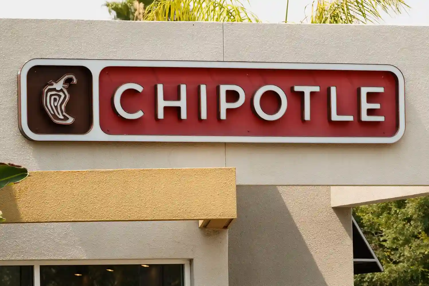 Las acciones de Chipotle caen ante la posible vinculación con el brote de salmonela en Minnesota
