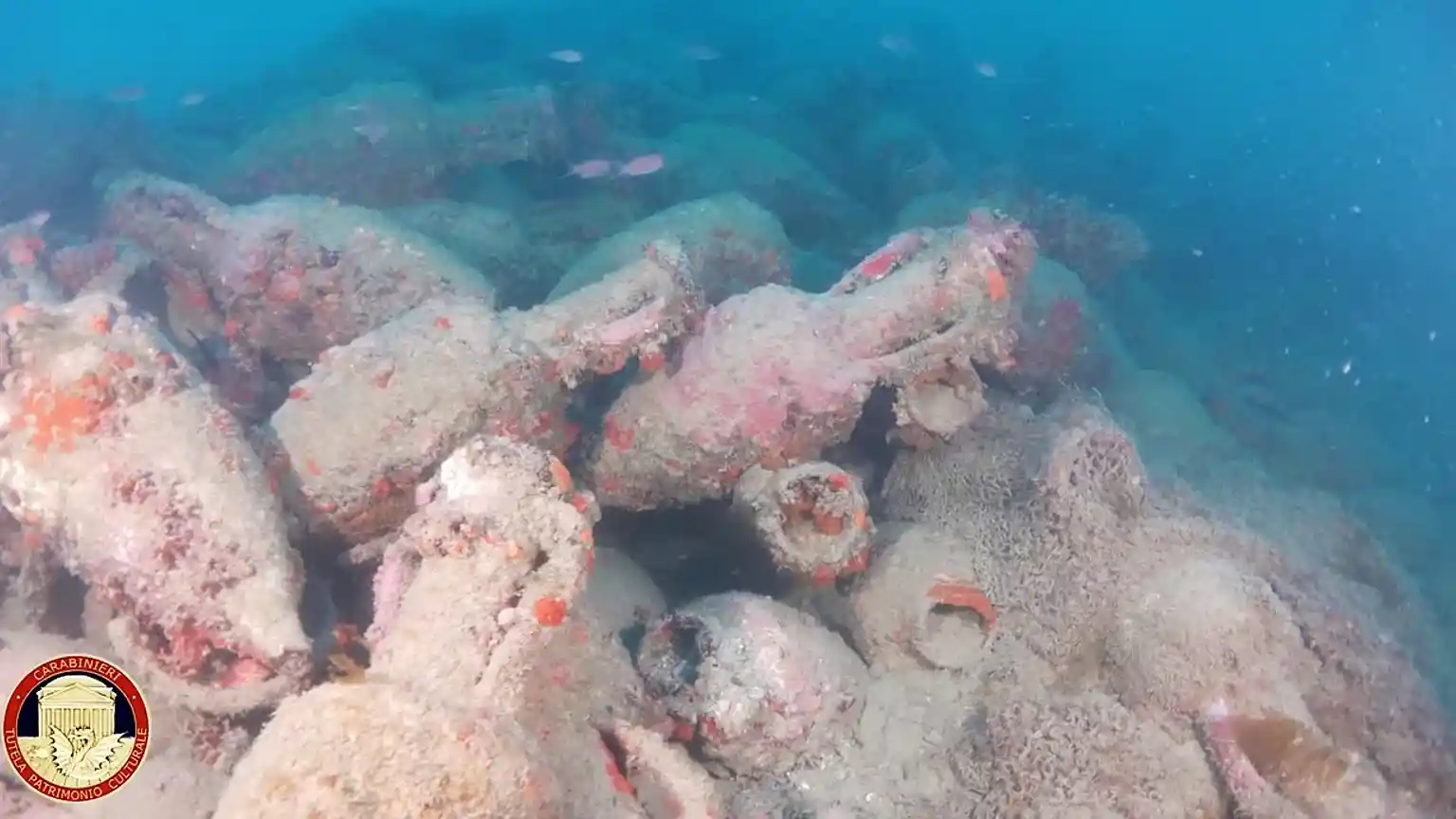 Descubren frente a Sicilia un barco romano de hace 2.100 años con cientos de ánforas todavía en el fondo del mar 1