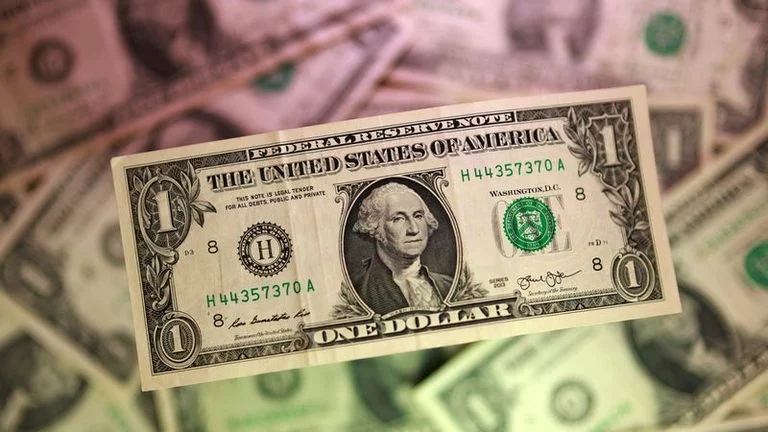 Dólar cae cerca de mínimos de dos meses tras inesperada pérdida de empleos en Estados Unidos