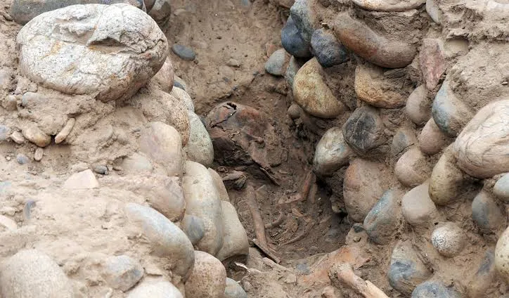 Hallan restos humanos de hace 1.400 años en Huaca Pucllana fueron colocados dentro de un antiguo canal ceremonial