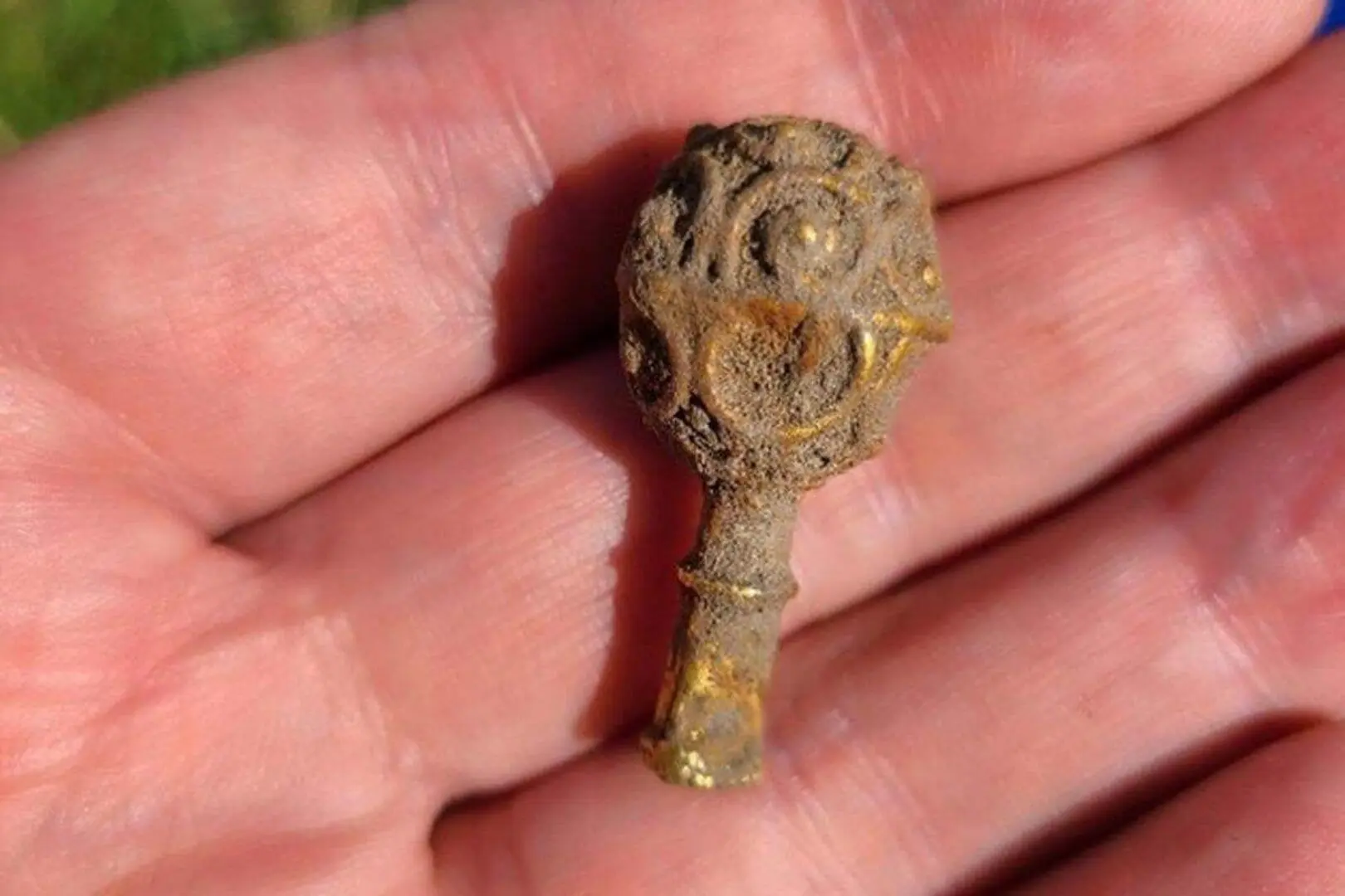 Estudiante encuentra oro a los 90 minutos de su primera excavación arqueológica la pieza tiene unos 1.200 años