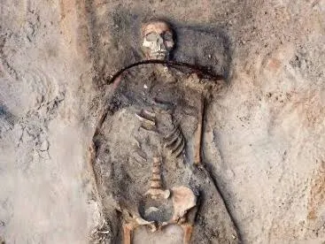 Una tumba de hace 400 años revela un inquietante ritual antivampiros nunca antes visto con esta combinación