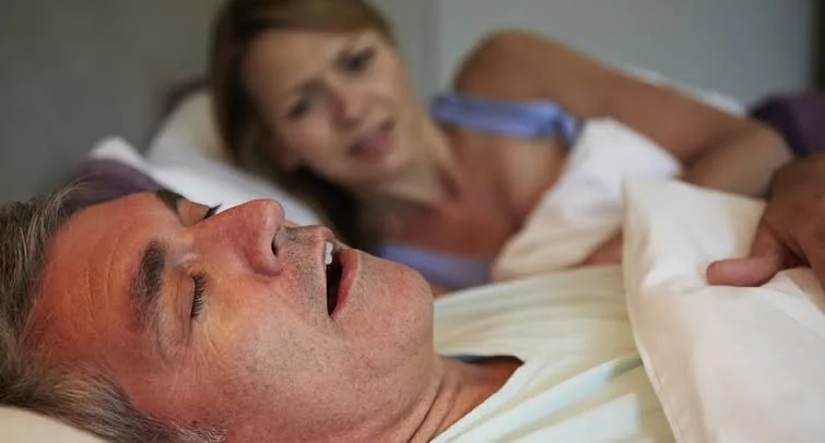Por qué los ronquidos de tu pareja podrían estar afectando tu salud