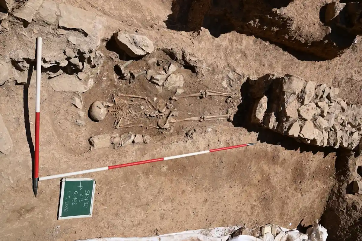 Arqueólogos encuentran una rara tumba romana con el cadáver enterrado boca abajo y objetos de vidrio a su alrededor