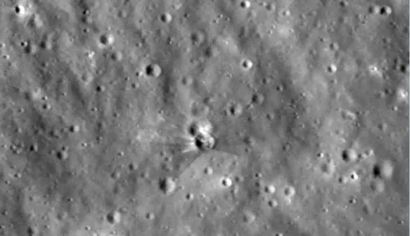 NASA descubre en la Luna un cráter gigante que no estaba allí apareció sin que ningún telescopio detectara el impacto