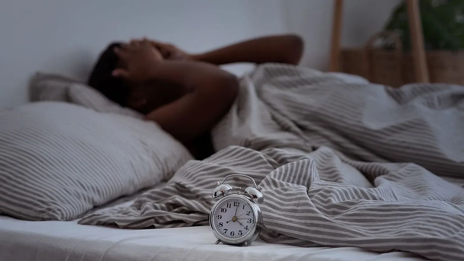 Un médico explica qué causa la ansiedad relacionada con el sueño y cómo romper este ciclo