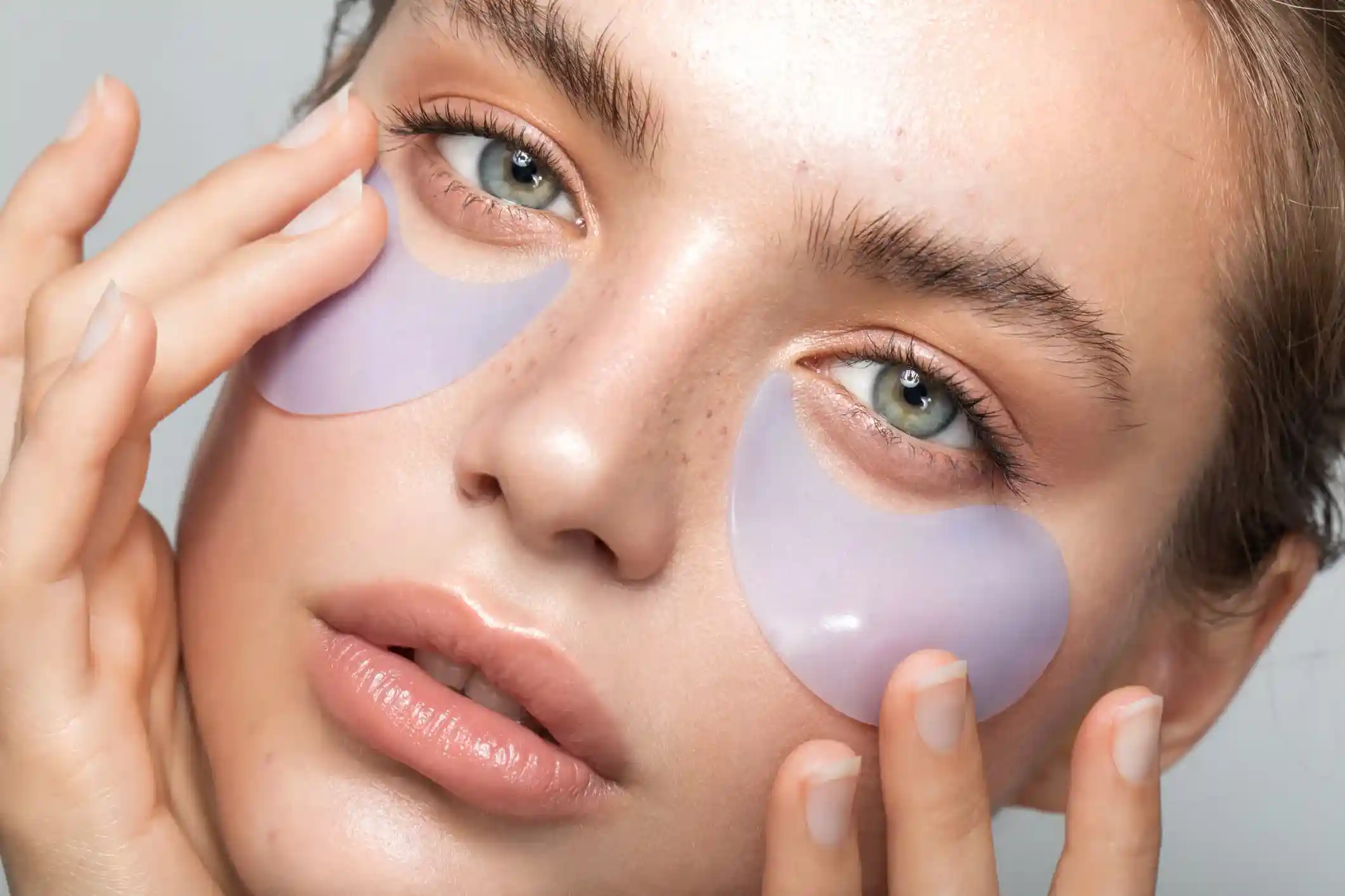 Fenty Skin Glow Recipe y Huda Beauty lanzan casi al mismo tiempo unos extraños parches para ojos que se cortan al girar el envase
