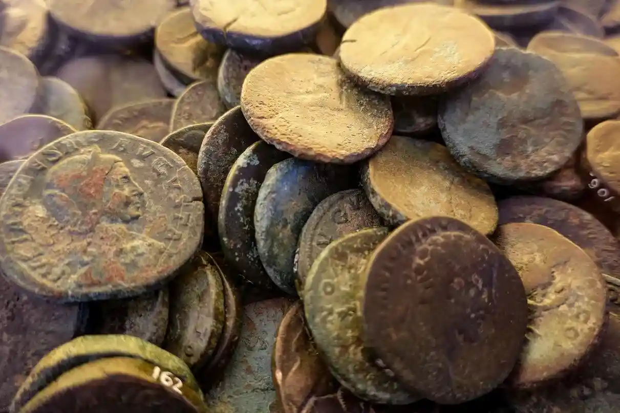 Hallan 45 monedas romanas de plata y un anillo de oro junto a un campo de tiro militar en Suecia