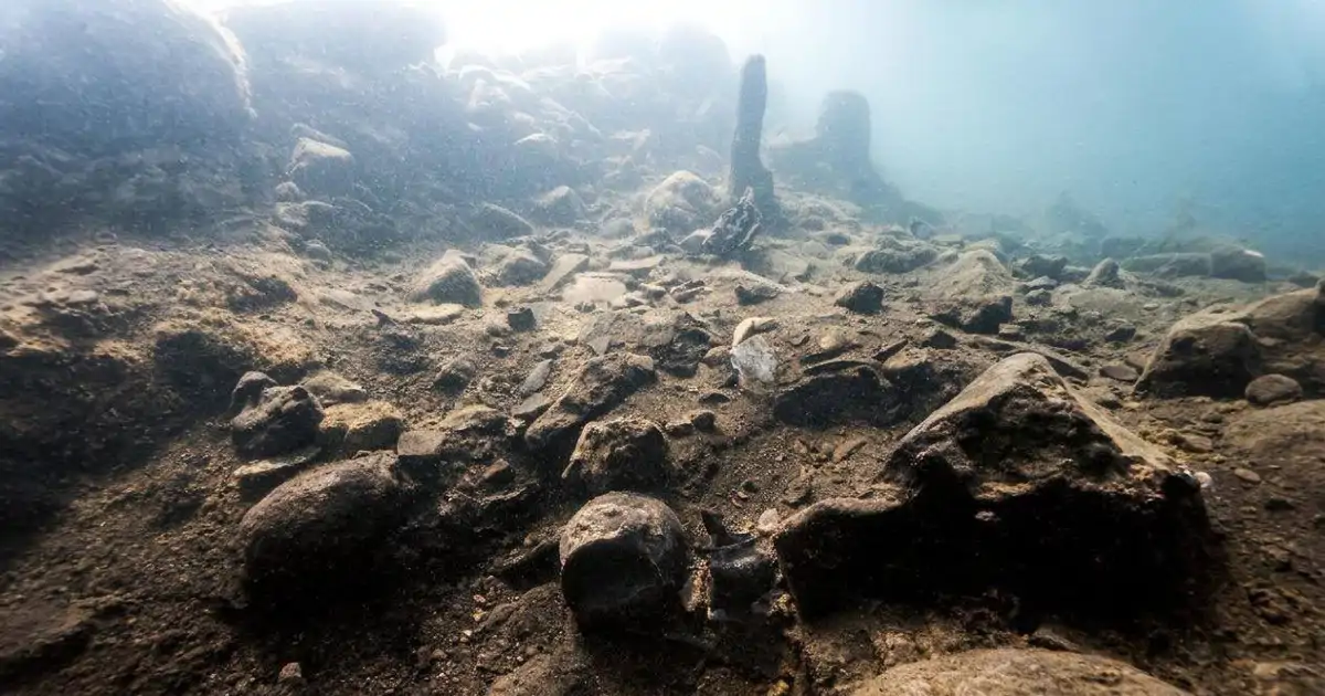 Encuentran bajo un lago estructuras de madera de hace 10.500 años nadie sabe todavía qué construyeron alli