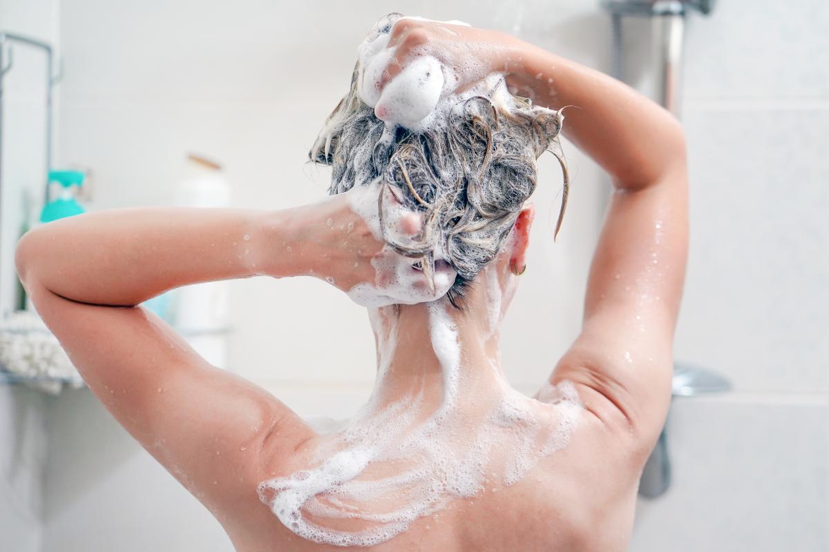 mujer-lavando-pelo-ducha-2013947.jpg