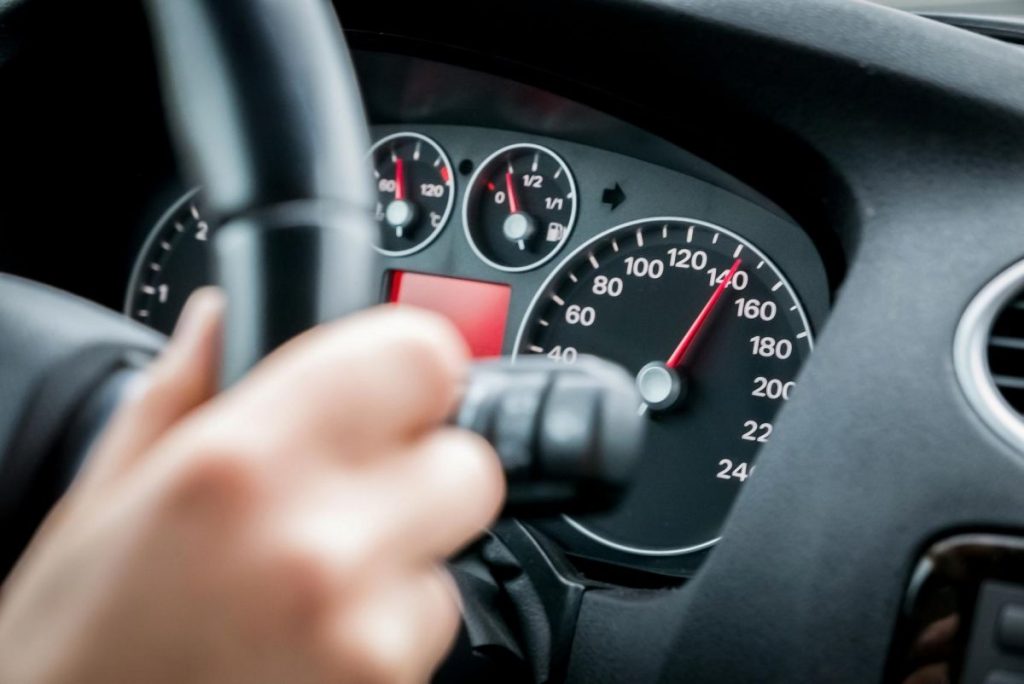 LA RAZÓN POR LA QUE EL VELOCÍMETRO DE UN COCHE LLEGA A 240 KM